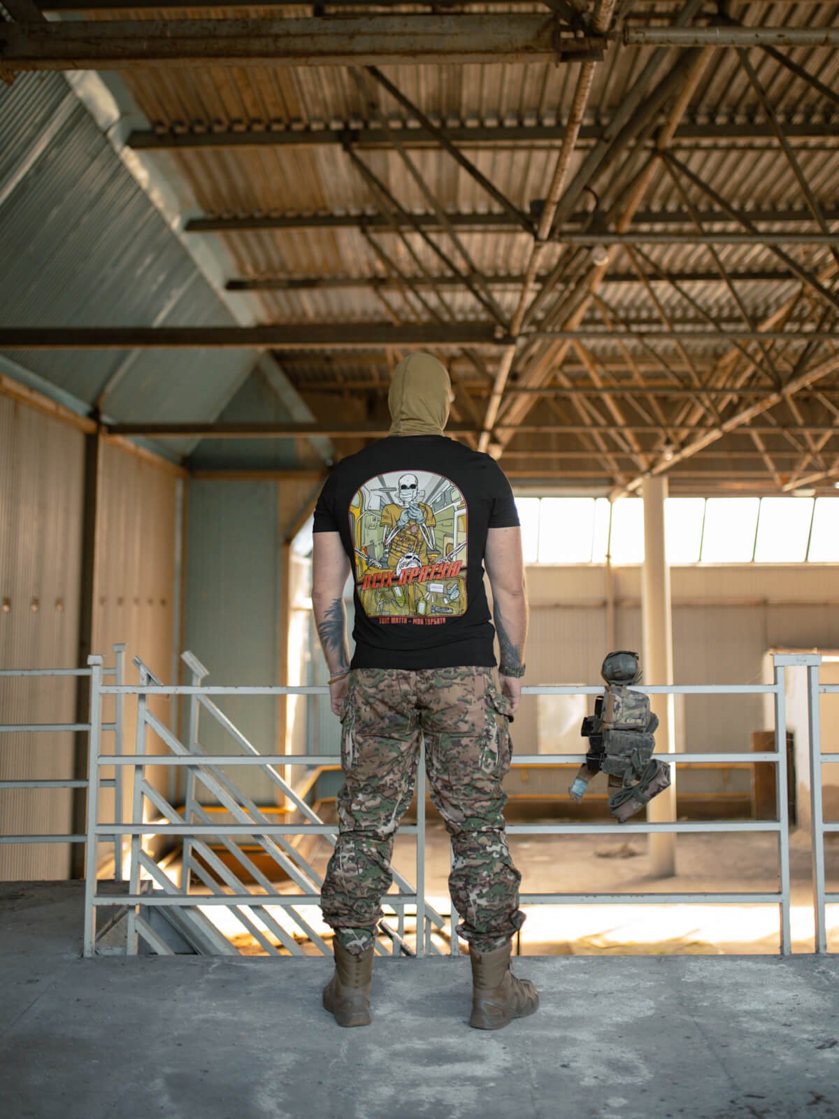 Футболка чорна "Всіх врятую" - Зображення 3