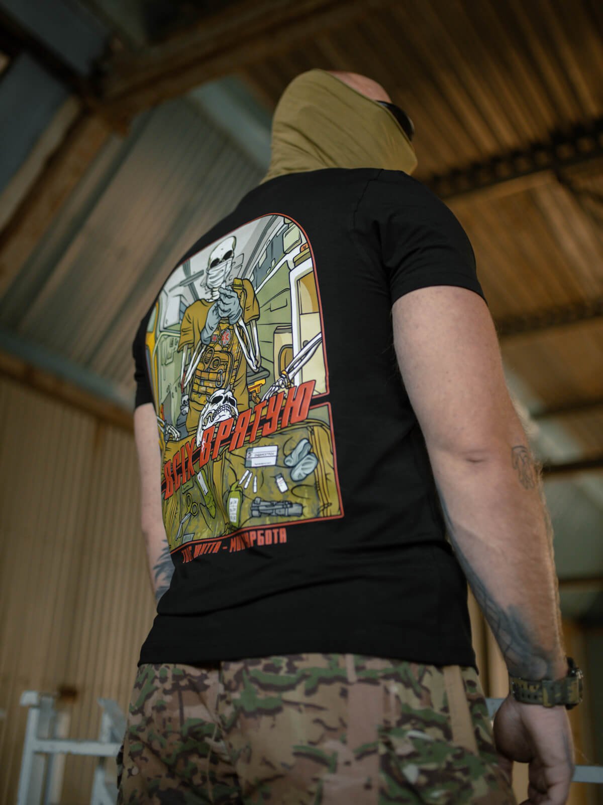 Футболка чорна "Всіх врятую" - Зображення 6